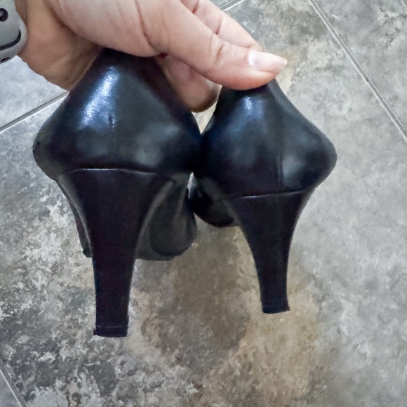 Stuart Weitzman EUC Black Soft Leather Heels with Bow Detail, Size 10.5 - Picture 4 of 8
